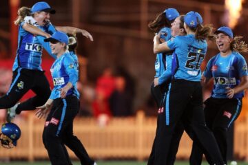 Adelaide Strikers lifts their maiden WBBL trophy with victory over Sydney Sixers in the final